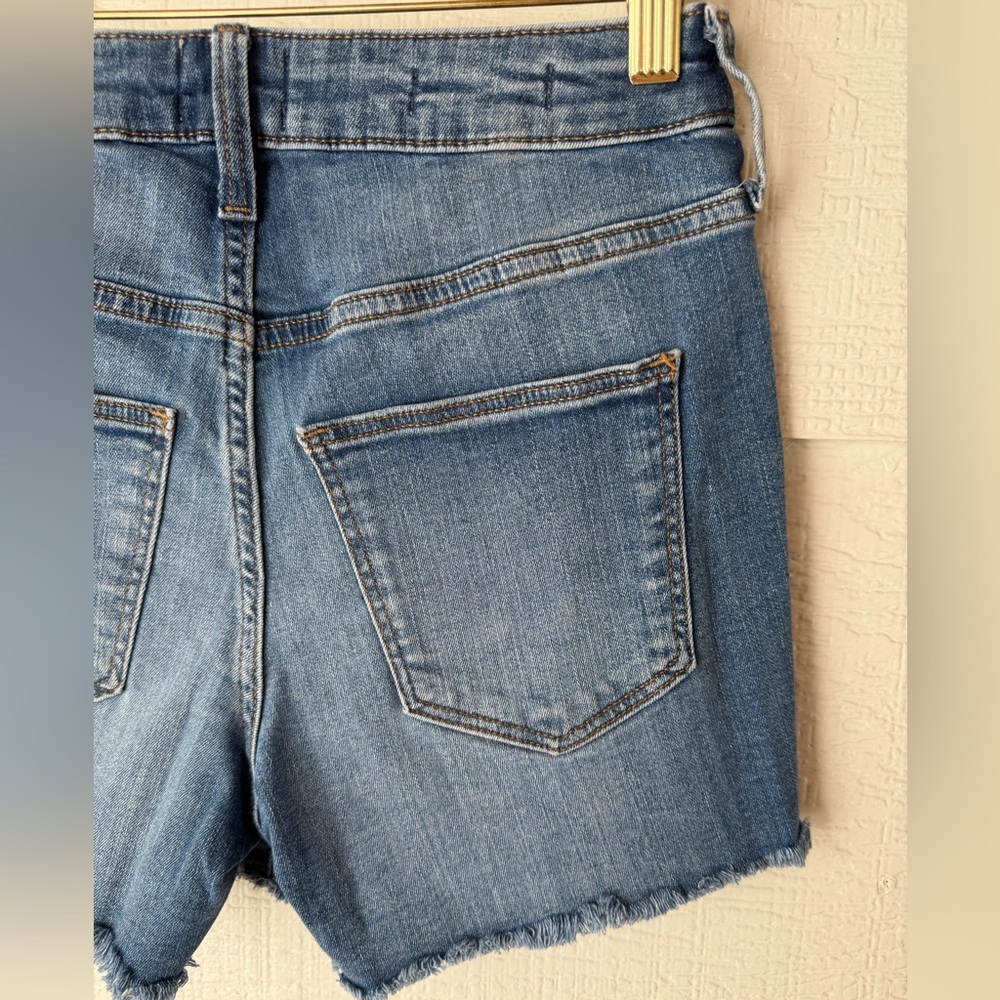Universal Thread High Rise Mid Distressed Shorts Size 2/26 - Picture 6 of 7